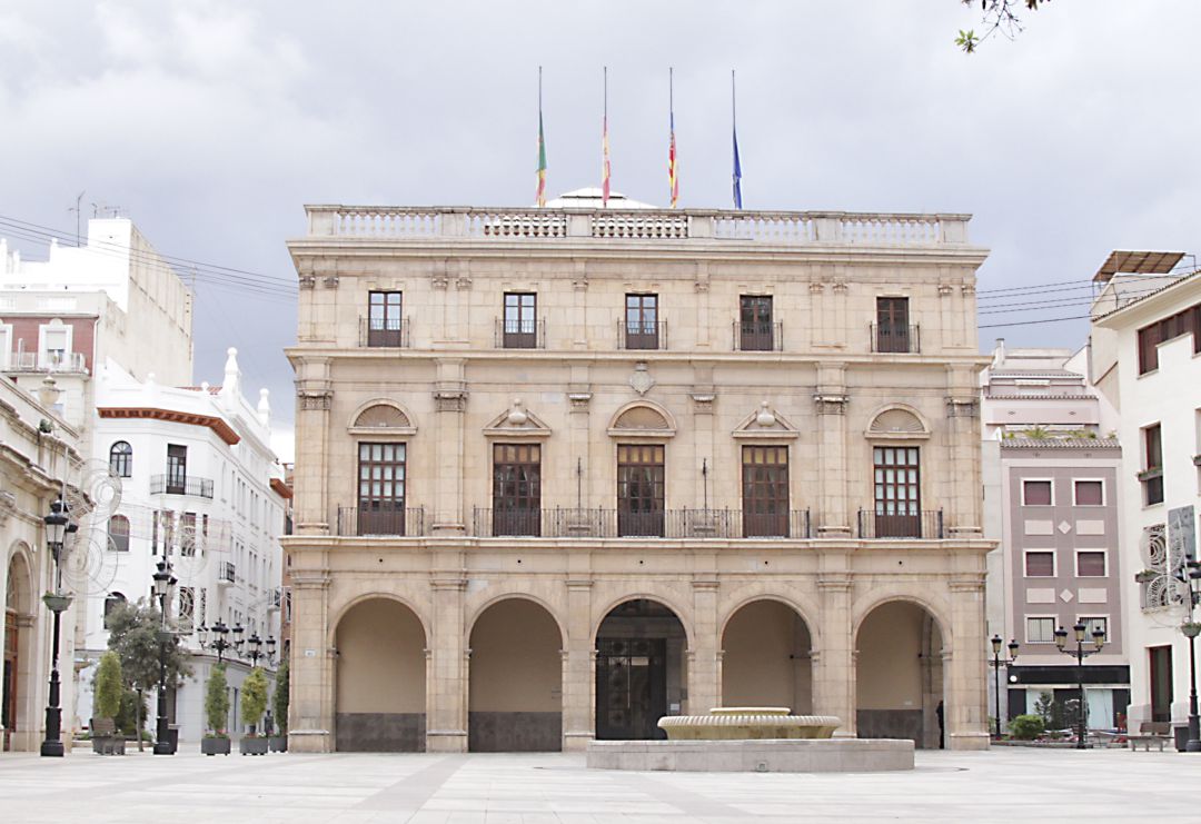 Edificio del Ayuntamiento de Castelló en la plaza Mayor Edificio del Ayuntamiento de Castelló en la plaza Mayor