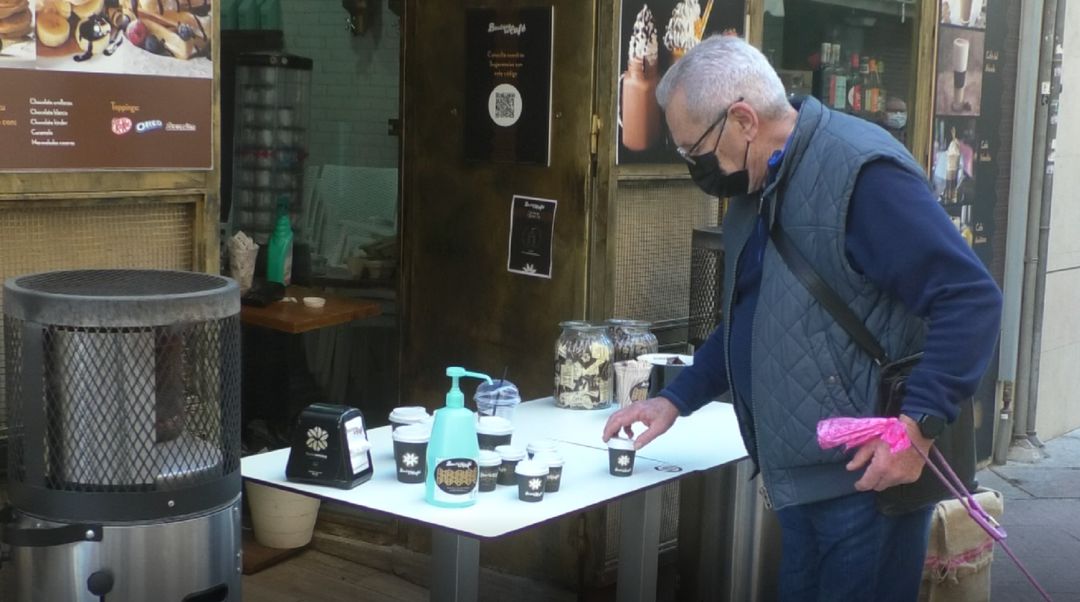 Hombre comprando un café para llevar Hombre comprando un café para llevar