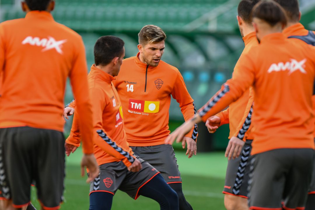 El Elche durante un entrenamiento en el Martínez Valero El Elche durante un entrenamiento en el Martínez Valero