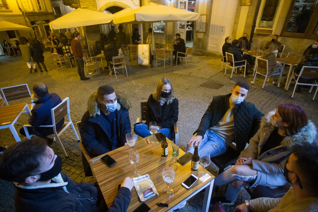 Ciudadanos en la terraza de un bar de Lugo a 12 de diciembre de 2020. Ciudadanos en la terraza de un bar de Lugo a 12 de diciembre de 2020.