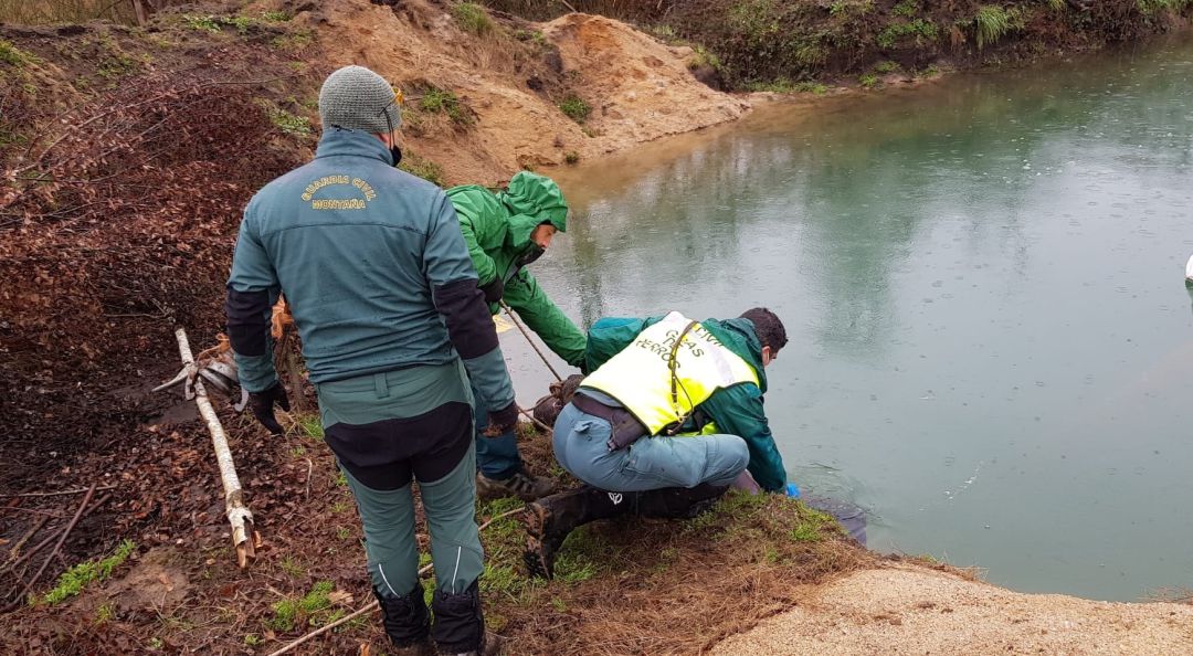 El dispositivo encontraba a la mujer en el interior del pozo El dispositivo encontraba a la mujer en el interior del pozo