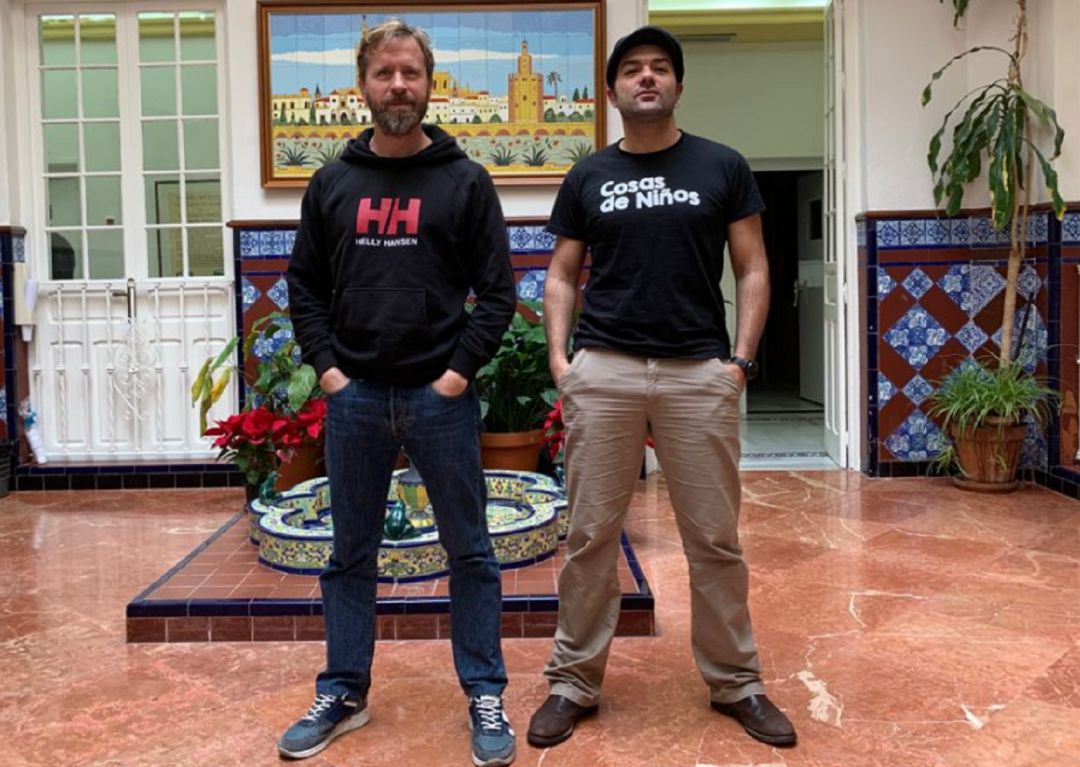 Alfonso Sánchez y Alberto López en el patio de Radio Sevilla Alfonso Sánchez y Alberto López en el patio de Radio Sevilla