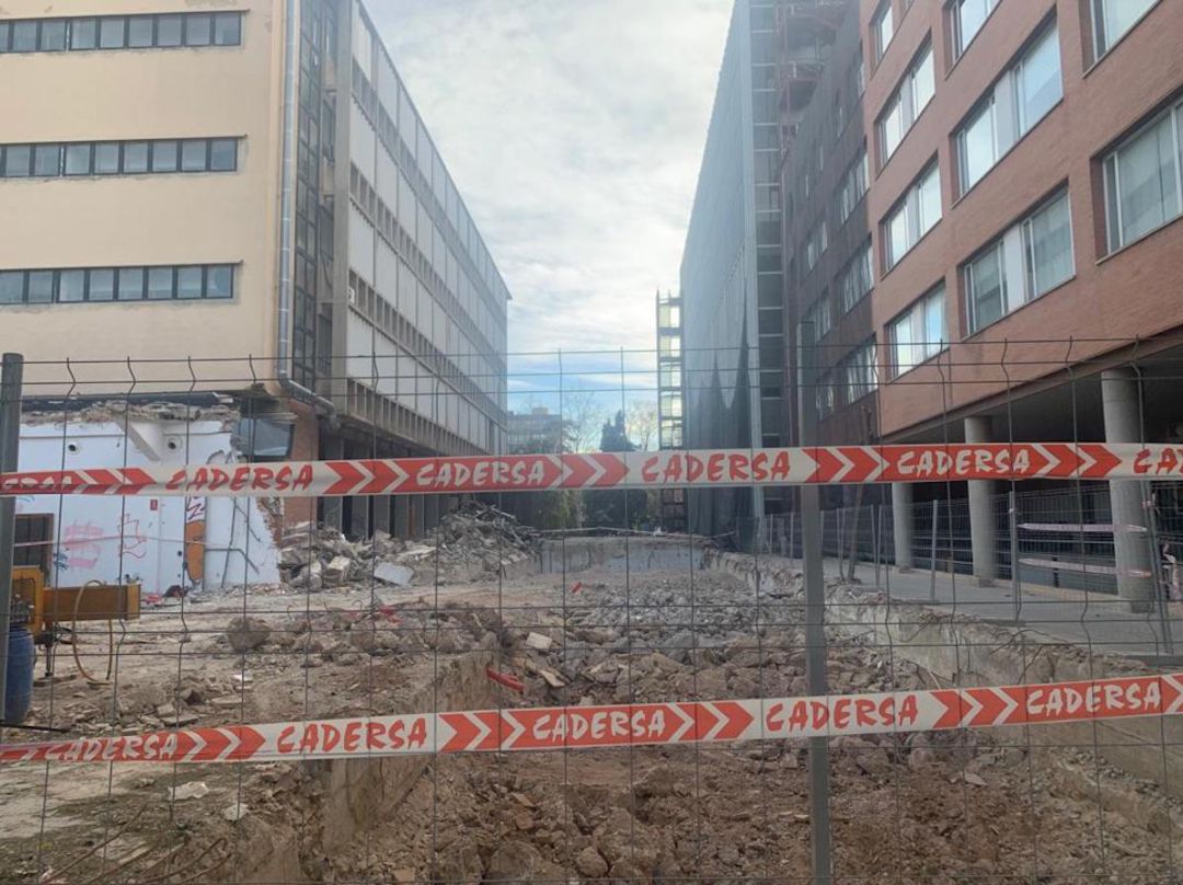 Obras de demolición de la antigua Facultad de Ingenieros Técnicos Agrícolas Obras de demolición de la antigua Facultad de Ingenieros Técnicos Agrícolas