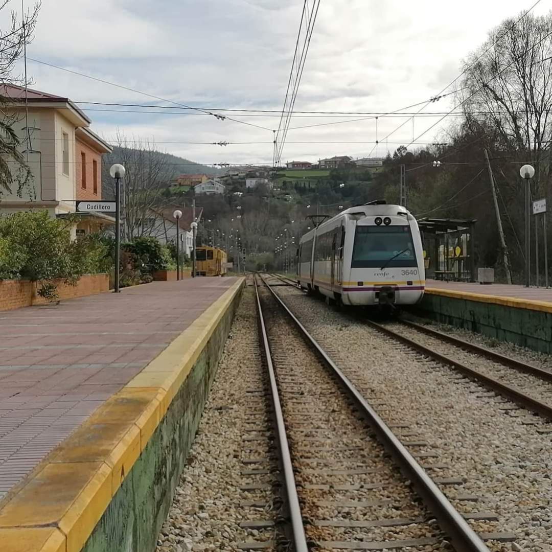 Un tren detenido en la estación de Cudillero. Un tren detenido en la estación de Cudillero.