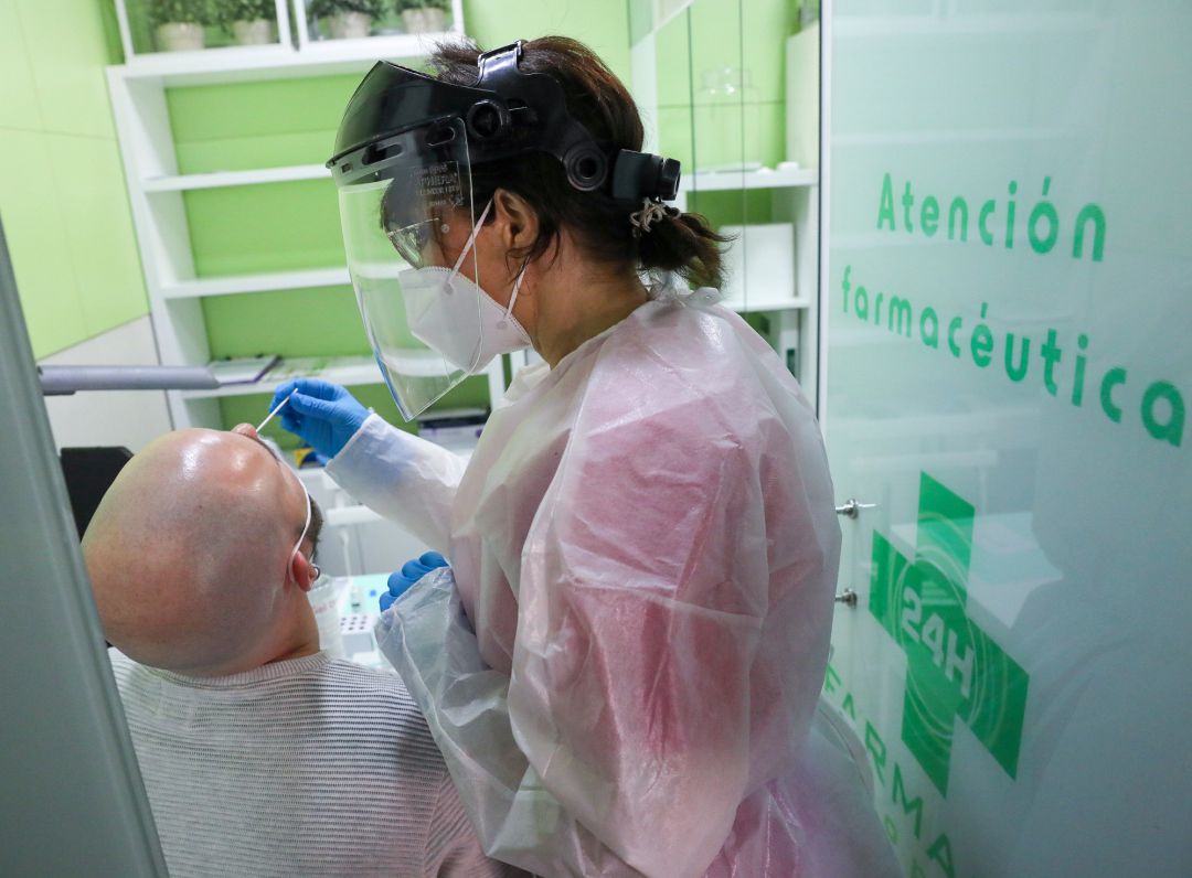 Una trabajadora sanitaria realiza un test de antígeno a un hombre en la farmacia Las Gemelas, Madrid, la semana pasada. Una trabajadora sanitaria realiza un test de antígeno a un hombre en la farmacia Las Gemelas, Madrid, la semana pasada.
