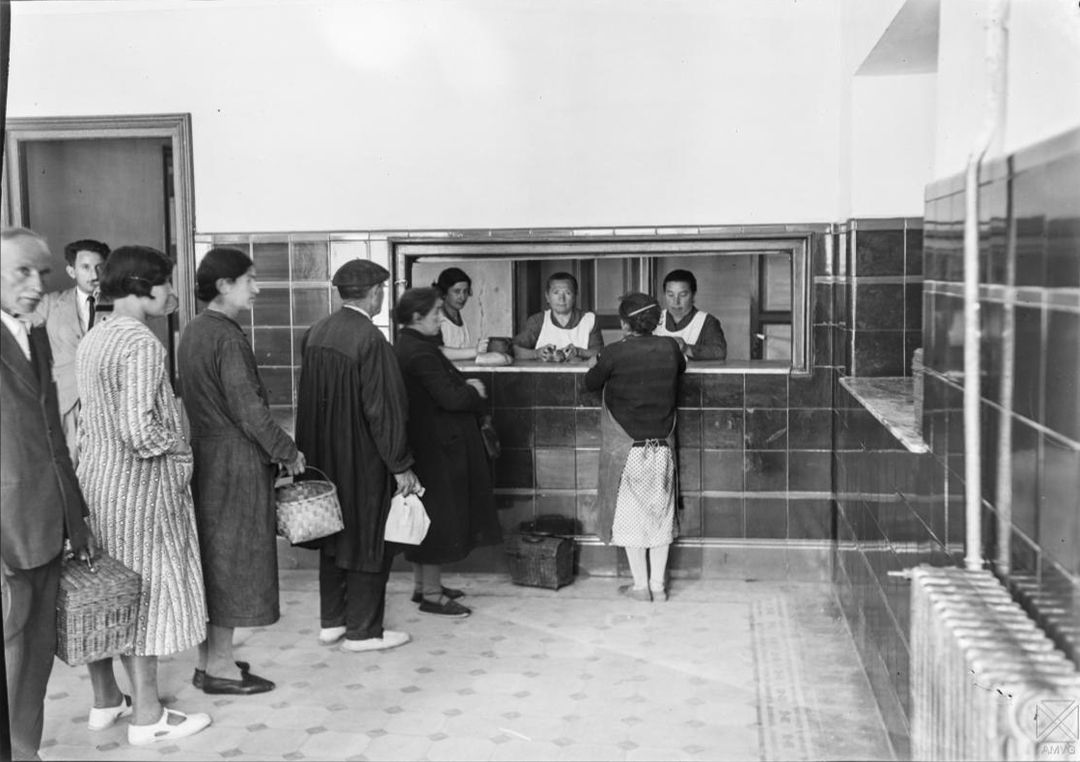Gente retirando las raciones de comida Gente retirando las raciones de comida