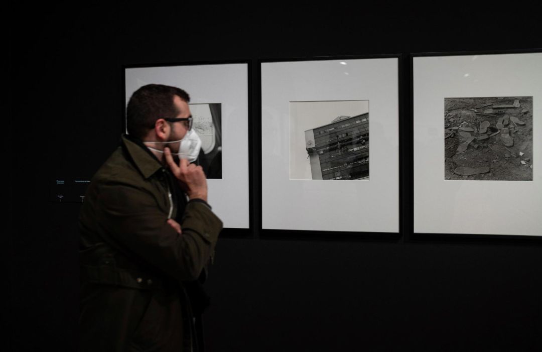Un hombre observa las obras de Tomoko Yoneda, una fotógrafa japonesa de prestigio internacional que ha realizado un proyecto sobre la Guerra Civil española y Federico García Lorca en la Fundación Mapfre de Madrid Un hombre observa las obras de Tomoko Yoneda, una fotógrafa japonesa de prestigio internacional que ha realizado un proyecto sobre la Guerra Civil española y Federico García Lorca en la Fundación Mapfre de Madrid