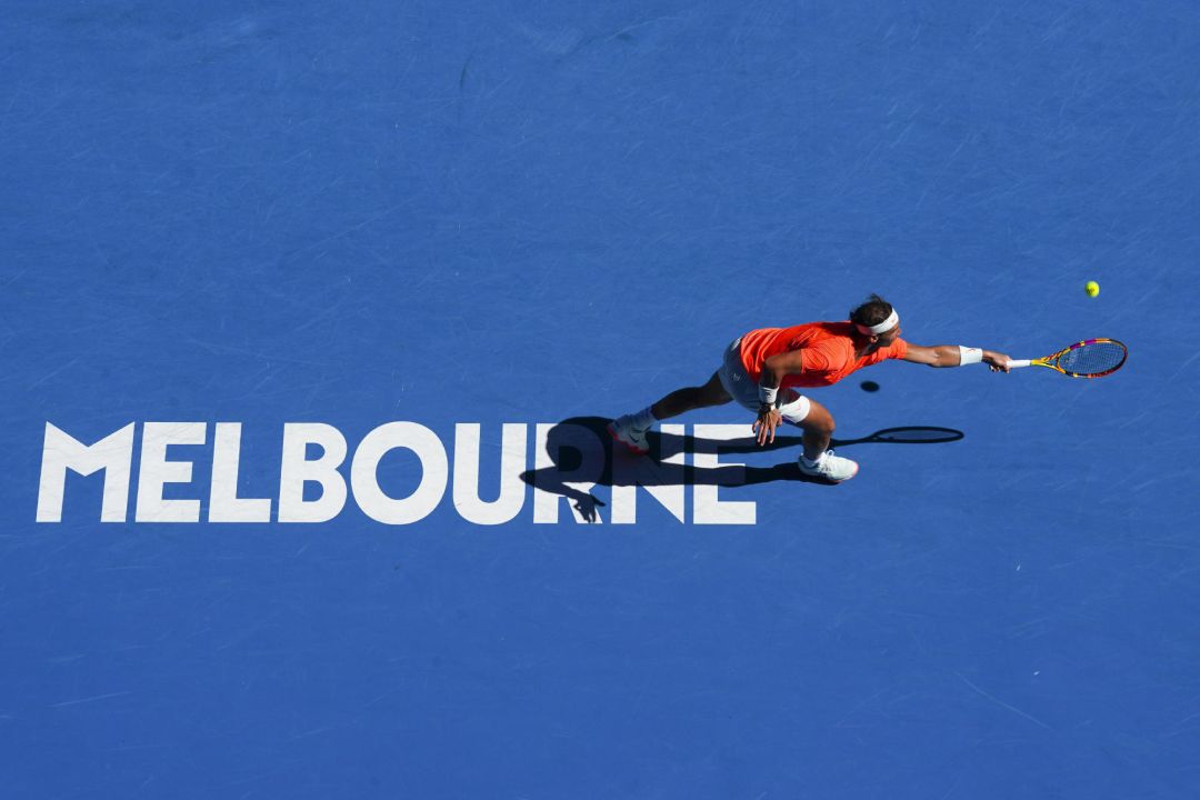 Rafael Nadal, durante una acción del partido de la primera ronda del Open de Australia ante el serbio Laslo Djere en Melbourne. Rafael Nadal, durante una acción del partido de la primera ronda del Open de Australia ante el serbio Laslo Djere en Melbourne.