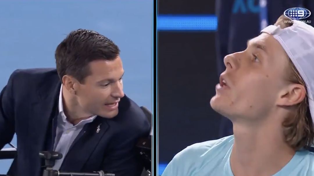 Shapovalov discute con el juez de silla. Shapovalov discute con el juez de silla.