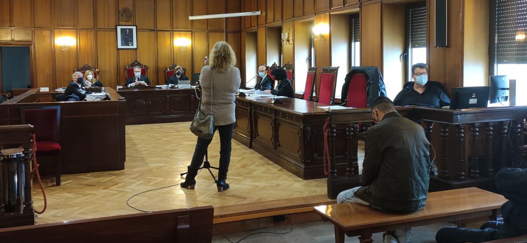 La tía del acusado testifica ante la Audiencia, delante de su sobrino La tía del acusado testifica ante la Audiencia, delante de su sobrino