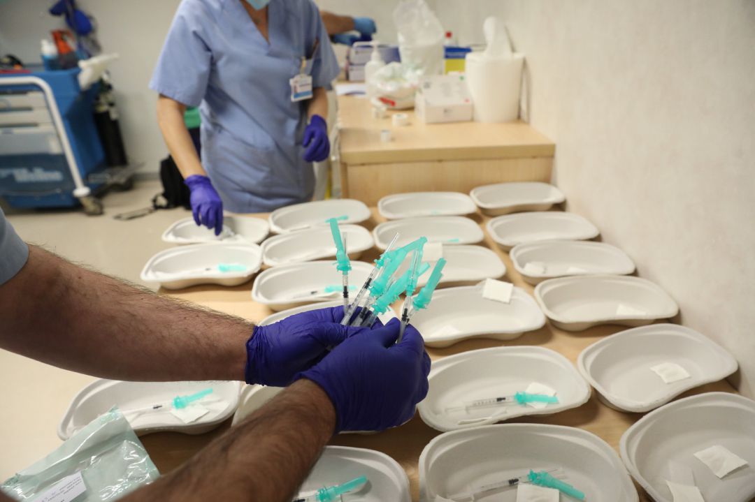 Un trabajador sanitario prepara las dosis de la vacuna contra la Covid-19 Un trabajador sanitario prepara las dosis de la vacuna contra la Covid-19
