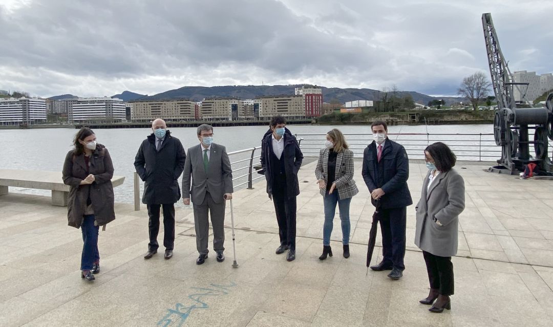 Los diputados Unai Rementeria e Imanol Pradales junto con los primeros ediles de Getxo, Leioa, Erandio, Barakaldo y Bilbao. Los diputados Unai Rementeria e Imanol Pradales junto con los primeros ediles de Getxo, Leioa, Erandio, Barakaldo y Bilbao.