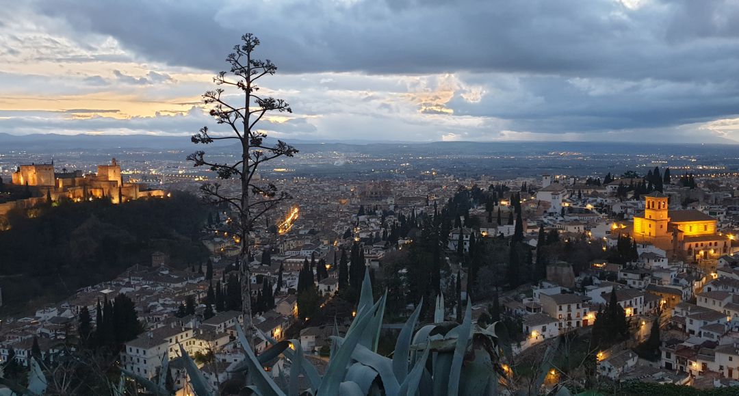Vista del Albaicín, la Alhambra y el resto de la ciudad de Granada desde una zona cercana al mirador de San Miguel Alto Vista del Albaicín, la Alhambra y el resto de la ciudad de Granada desde una zona cercana al mirador de San Miguel Alto