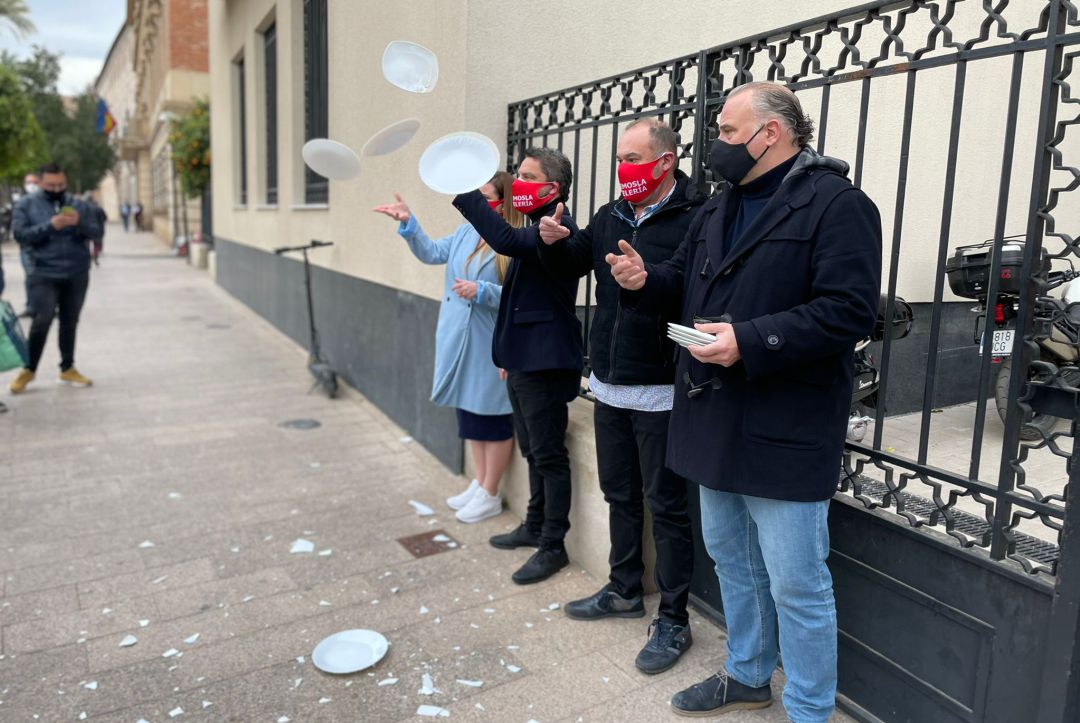 Imagen de la protesta simbólica del sector de la hostelería y de la restauración a las puertas de la Delegación del Gobierno de Murcia Imagen de la protesta simbólica del sector de la hostelería y de la restauración a las puertas de la Delegación del Gobierno de Murcia