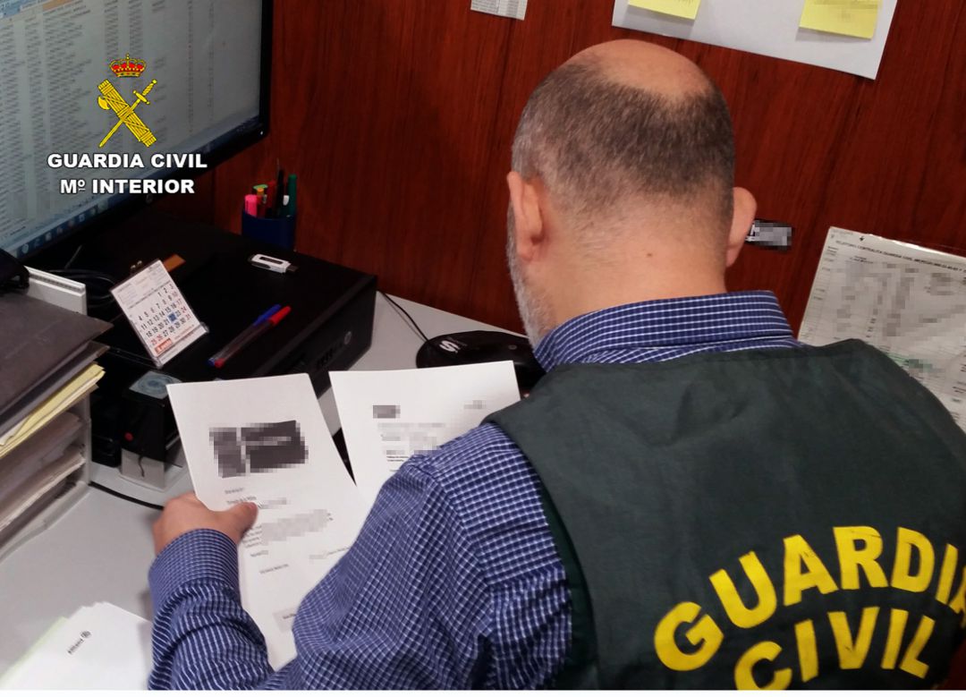 Agente de la Guardia Civil en el momento de la investigación Agente de la Guardia Civil en el momento de la investigación