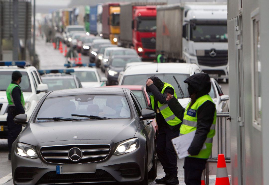 Agentes de la Guardia Nacional Republicana registran los vehículos que quieren entrar en Portugal en el puente internacional que une Tui y Valença. Agentes de la Guardia Nacional Republicana registran los vehículos que quieren entrar en Portugal en el puente internacional que une Tui y Valença.