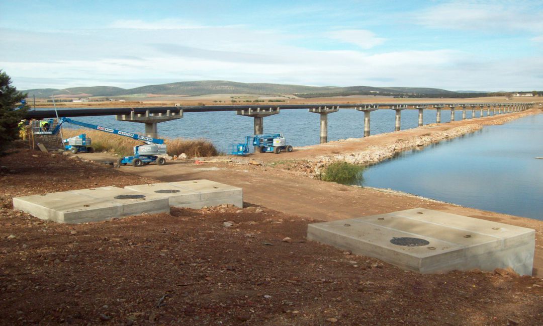 Imagen de archivo. Aquí se pueden observar las obras de nuevas conducciones que se están realizando en el embalse de Gasset Imagen de archivo. Aquí se pueden observar las obras de nuevas conducciones que se están realizando en el embalse de Gasset