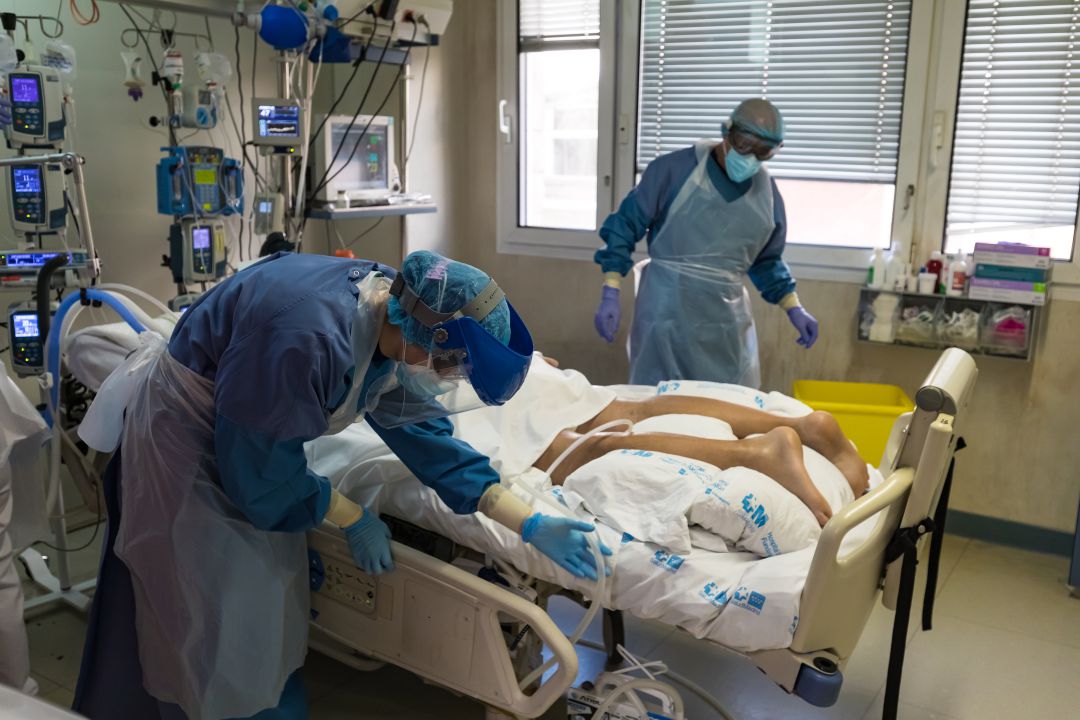 Dos sanitarios atienden a un paciente en la UCI del Hospital U. Fundación de Alcorcón el pasado mes de mayo. Dos sanitarios atienden a un paciente en la UCI del Hospital U. Fundación de Alcorcón el pasado mes de mayo.
