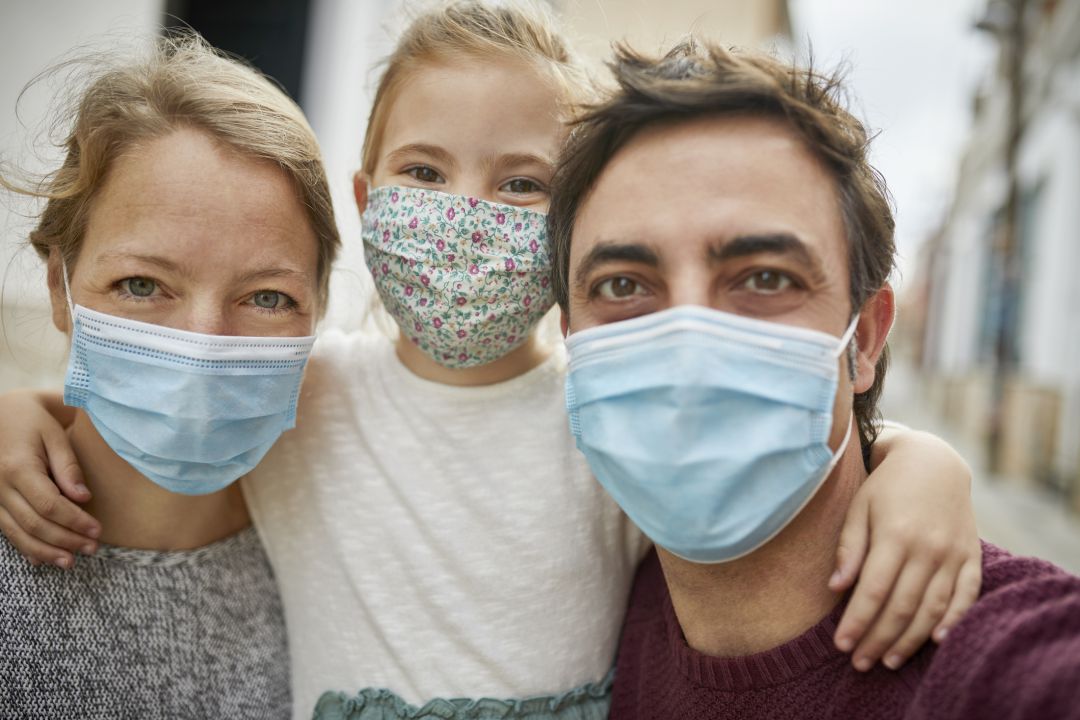 Las familias por la pandemia hacen uso a diario de mascarillas Las familias por la pandemia hacen uso a diario de mascarillas