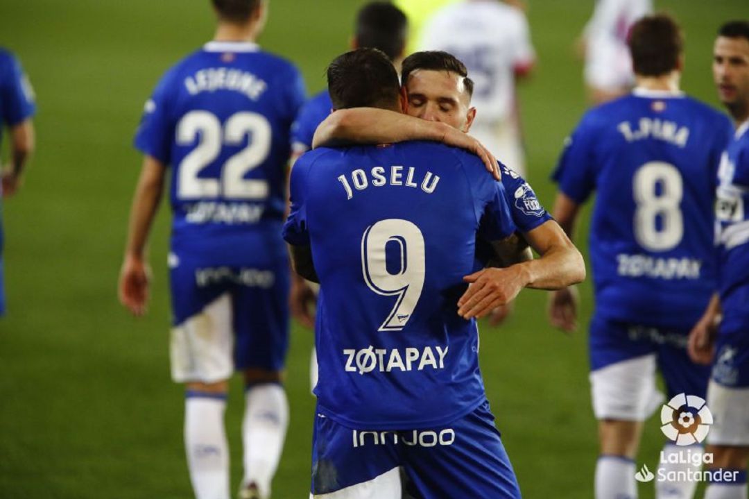 Lucas Pérez y Joselu se abrazan para celebrar el gol de la victoria contra el Valladolid. Lucas Pérez y Joselu se abrazan para celebrar el gol de la victoria contra el Valladolid.