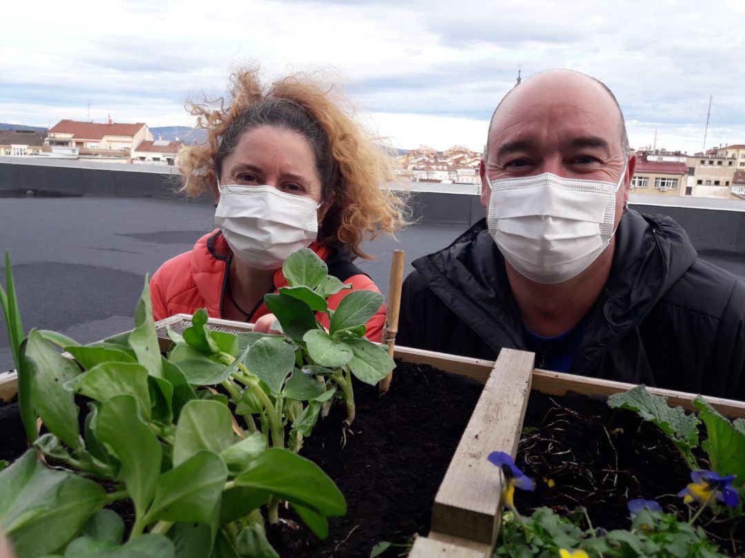 Plantamos habas con Amaia e Iñaki Plantamos habas con Amaia e Iñaki