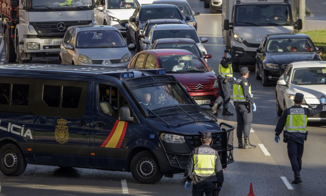 Un dispositivo policial para controlar los cierres perimetrales en la Comunitat Valenciana. Un dispositivo policial para controlar los cierres perimetrales en la Comunitat Valenciana.