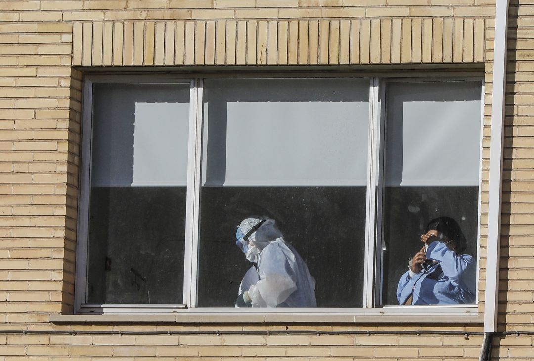 Un sanitario con un EPI y una enferma en el Hospital Antiguo de la Fe en Valencia Un sanitario con un EPI y una enferma en el Hospital Antiguo de la Fe en Valencia