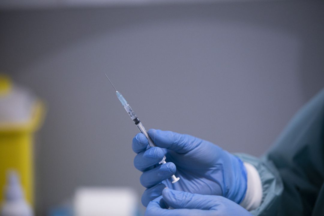 Un sanitario manipula una jeringa con la vacuna de Pfizer - BioNtech contra la COVID-19 Un sanitario manipula una jeringa con la vacuna de Pfizer - BioNtech contra la COVID-19