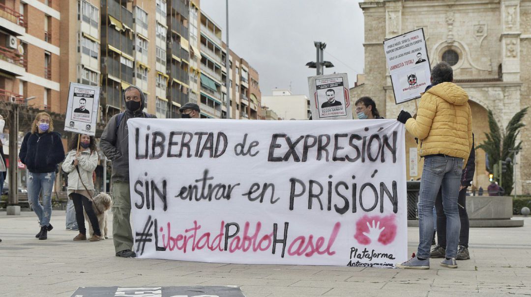 Varias personas participan en una manifestación contra el encarcelamiento del poeta y rapero Pablo Hasél. Varias personas participan en una manifestación contra el encarcelamiento del poeta y rapero Pablo Hasél.