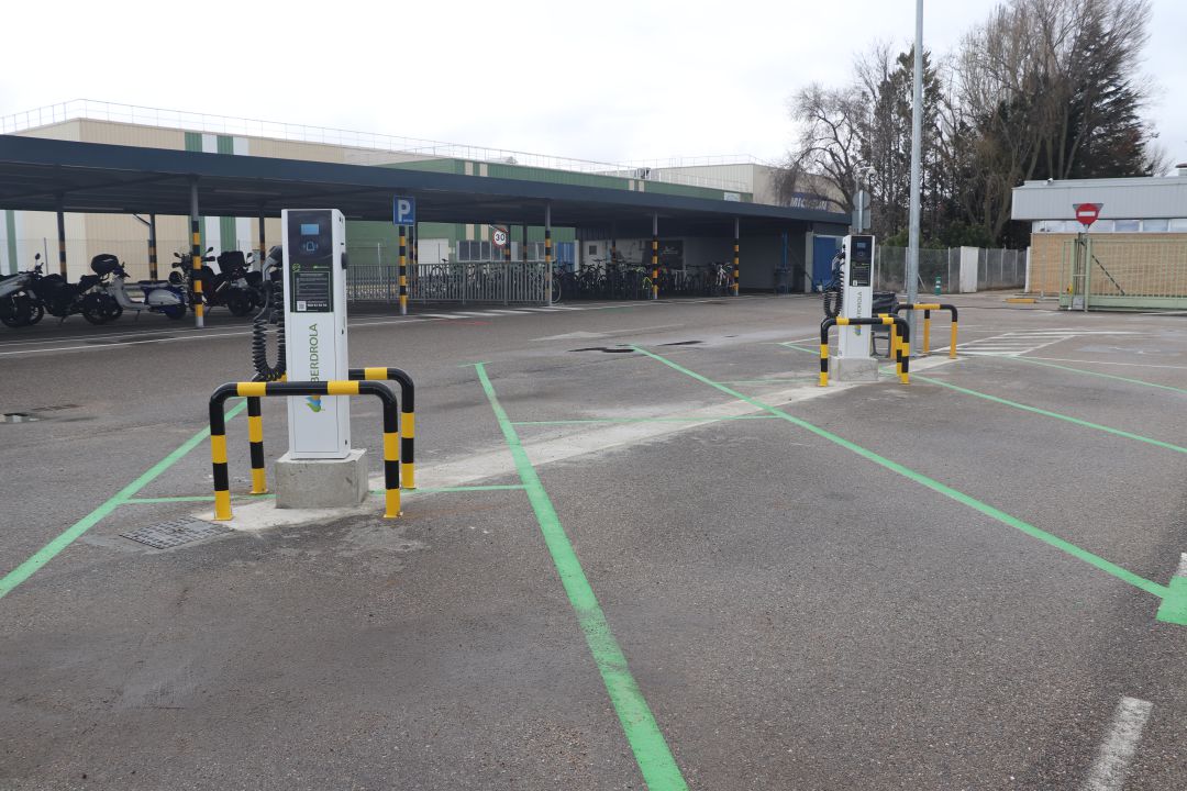 Los cargadores están en la zona de estacionamiento de los empleados Los cargadores están en la zona de estacionamiento de los empleados