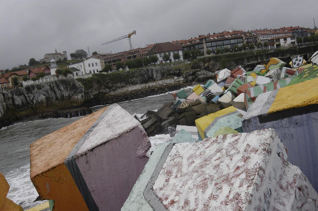 Imagen de LLanes desde el espigón del puerto con los cubos de Ibarrola en primer plano Imagen de LLanes desde el espigón del puerto con los cubos de Ibarrola en primer plano