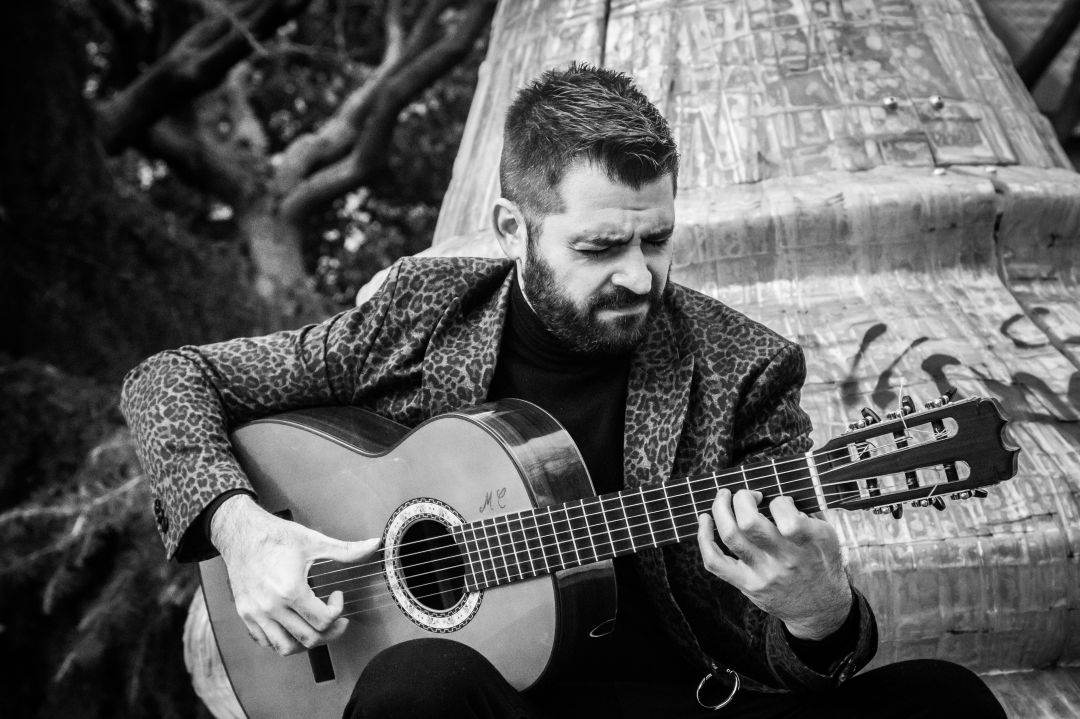 José Almarcha con su guitarra José Almarcha con su guitarra