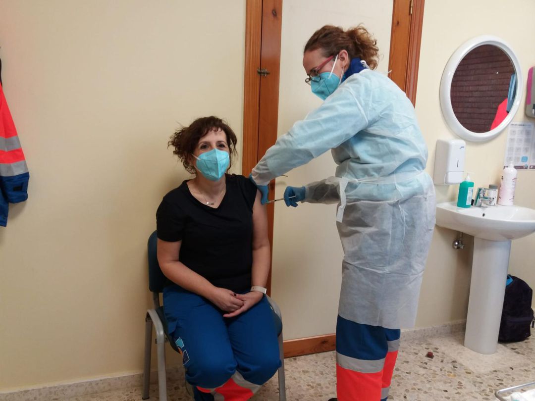 Archivo. Una sanitaria recibe la primera dosis de la vacuna contra el covid-19 Archivo. Una sanitaria recibe la primera dosis de la vacuna contra el covid-19