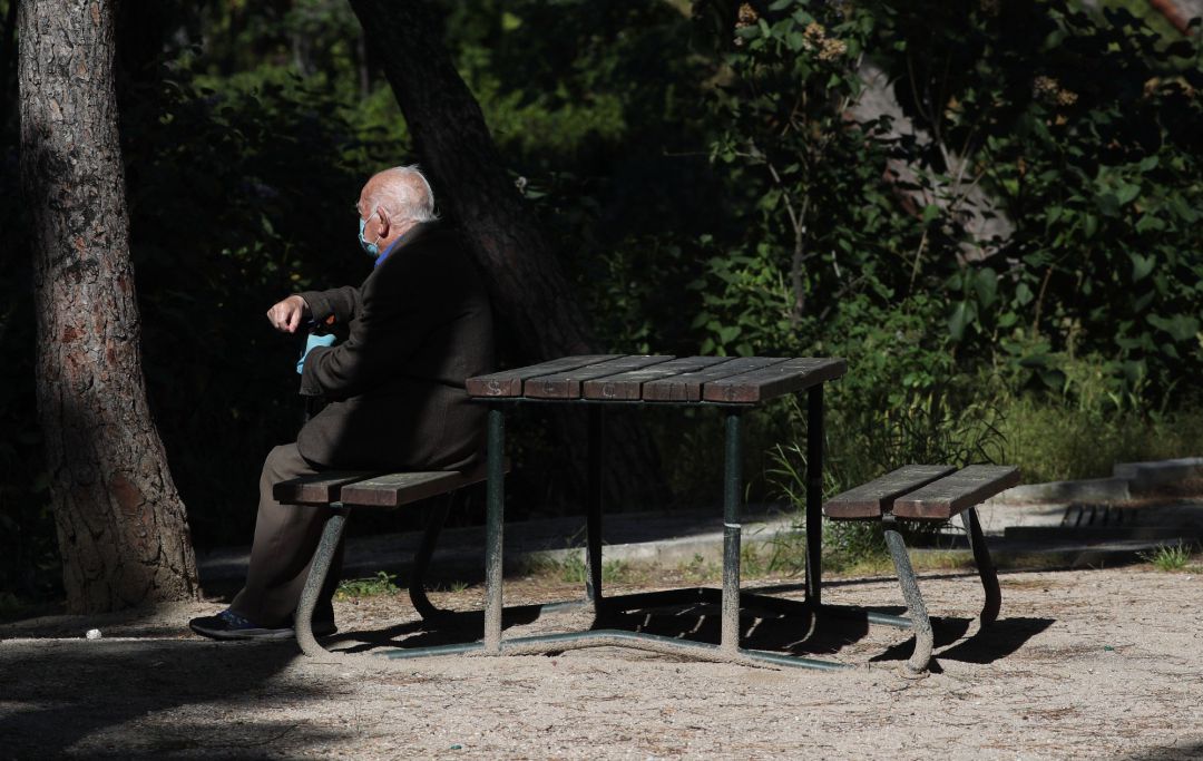 Un hombre descansa en el Parque Calero, en Madrid. Un hombre descansa en el Parque Calero, en Madrid.