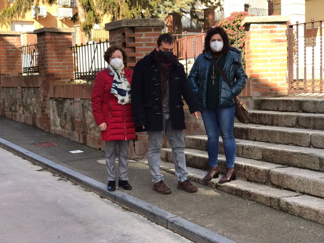 El alcalde de Castronuño señala el lugar donde se podría instalar la placa homenaje a Matías El alcalde de Castronuño señala el lugar donde se podría instalar la placa homenaje a Matías