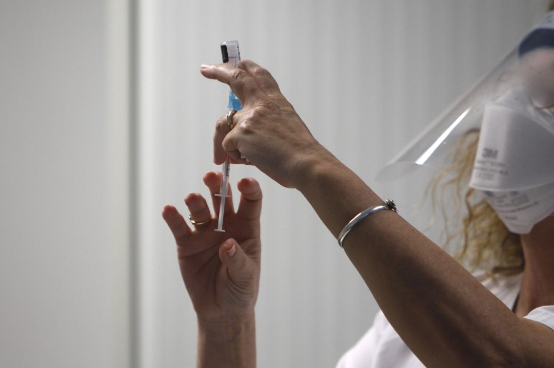 Sanitaria prepara una dosis de vacuna COVID Sanitaria prepara una dosis de vacuna COVID