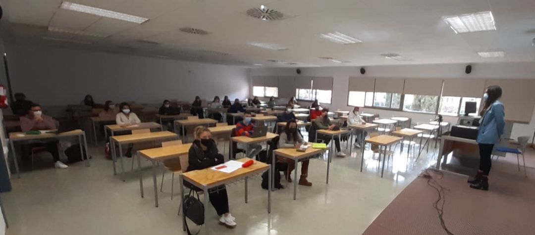 Imagen de archivo, de un aula con distancia en el campus de Ciudad Real Imagen de archivo, de un aula con distancia en el campus de Ciudad Real