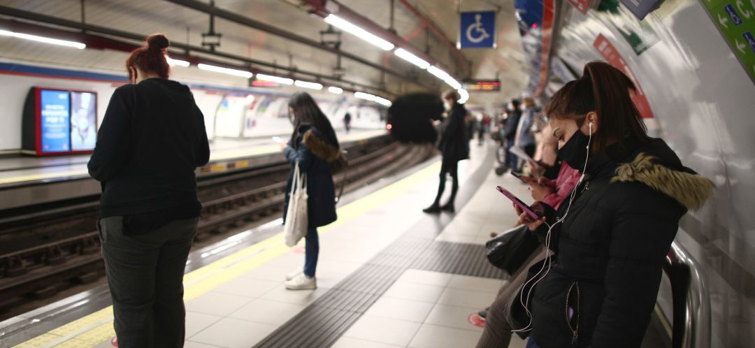 Varios pasajeros esperan en un andén de metro de la estación de Sol el pasado 1 de febrero. Varios pasajeros esperan en un andén de metro de la estación de Sol el pasado 1 de febrero.