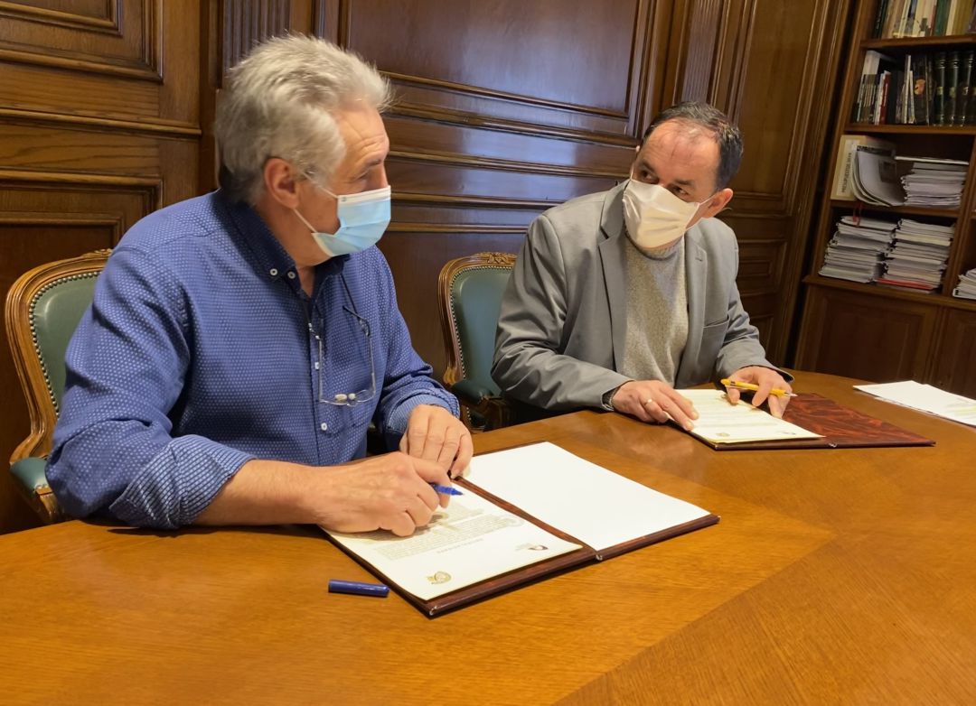 Carlos Heras, presidente del BM Soria, y Benito Serrano, presidente de la Diputación, suscriben el convenio. Carlos Heras, presidente del BM Soria, y Benito Serrano, presidente de la Diputación, suscriben el convenio.