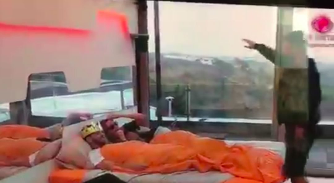 Expulsado un concursante de 'Gran Hermano' en Portugal por hacer el saludo Nazi. Expulsado un concursante de 'Gran Hermano' en Portugal por hacer el saludo Nazi.