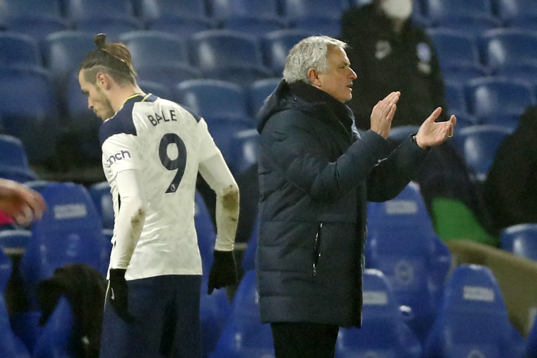 Bale y Mourinho, durante el partido contra el Brighton. Bale y Mourinho, durante el partido contra el Brighton.