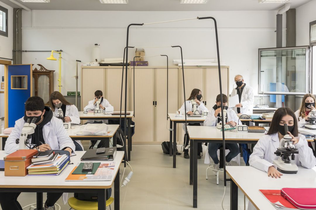 Los alumnos y el profesor del Colegio Imperial San Vicente Ferrer que han llevado a cabo el proyecto 'Adopta a un científico'. Los alumnos y el profesor del Colegio Imperial San Vicente Ferrer que han llevado a cabo el proyecto 'Adopta a un científico'.
