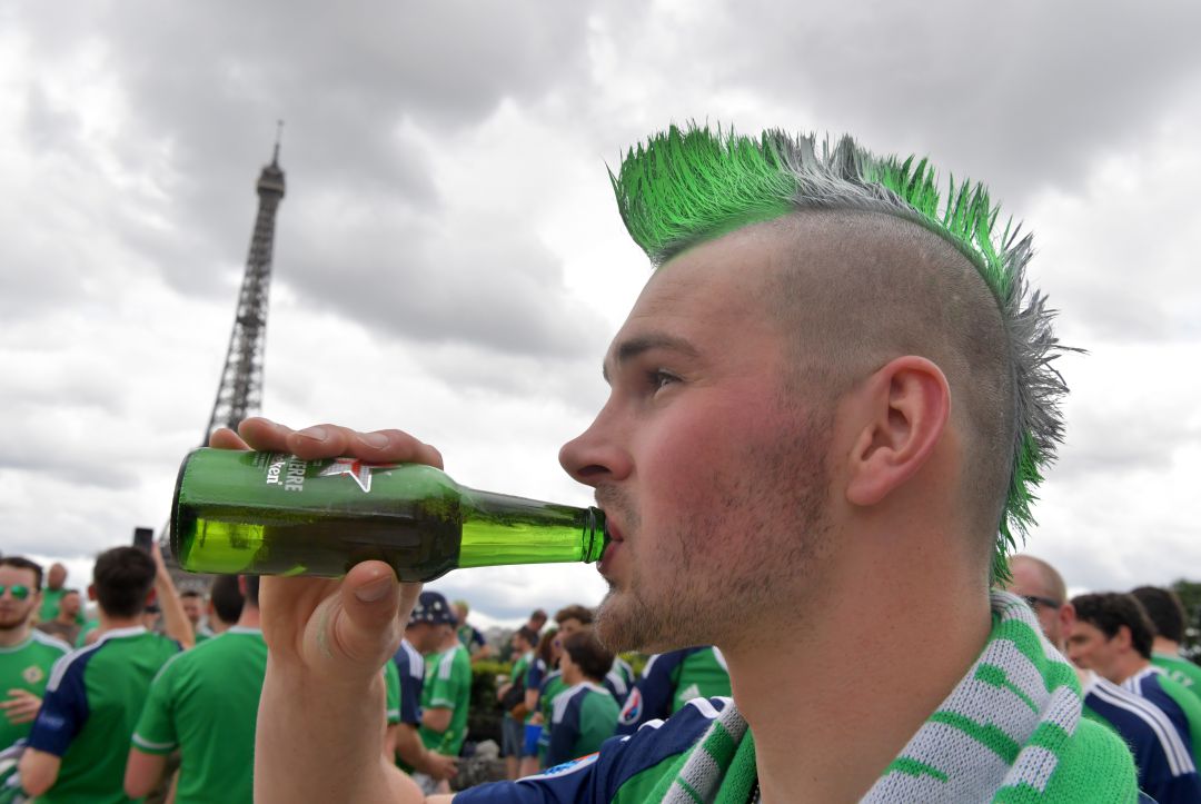 Un seguidor de la selección de fútbol de Irlanda del Norte, bebiendo cerveza a morro antes del partido contra Alemania en la Eurocopa 2016, en París. Un seguidor de la selección de fútbol de Irlanda del Norte, bebiendo cerveza a morro antes del partido contra Alemania en la Eurocopa 2016, en París.