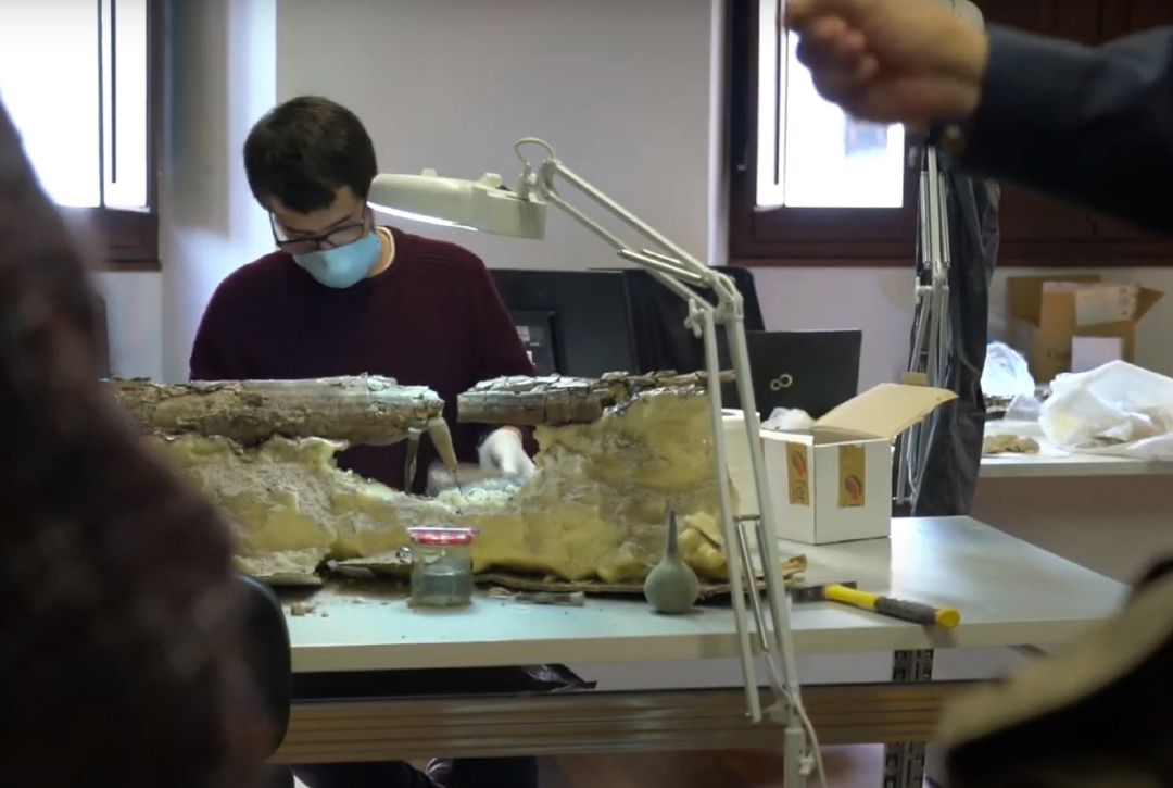 Proceso de restauración de la defensa del mastodonte proveniente del yacimiento paleontológico Baza-1 Proceso de restauración de la defensa del mastodonte proveniente del yacimiento paleontológico Baza-1