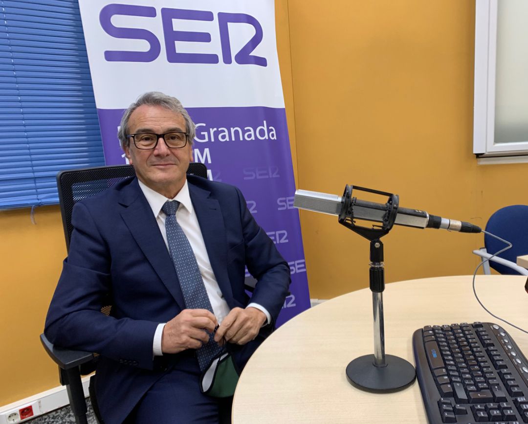 Antonio León, presidente de Caja Rural Granada, en los estudios de Radio Granada Antonio León, presidente de Caja Rural Granada, en los estudios de Radio Granada