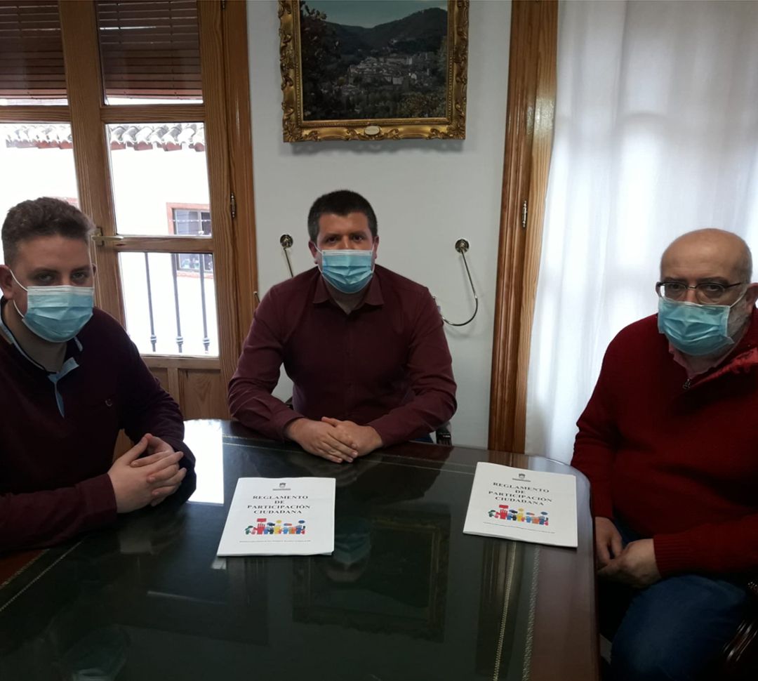El concejal de Igualdad, el alcalde y el concejal de Bienestar Social de Monachil (Granada) presentan el nuevo Reglamento de Participación Ciudadana aprobado por el Ayuntamiento de esta localidad granadina El concejal de Igualdad, el alcalde y el concejal de Bienestar Social de Monachil (Granada) presentan el nuevo Reglamento de Participación Ciudadana aprobado por el Ayuntamiento de esta localidad granadina