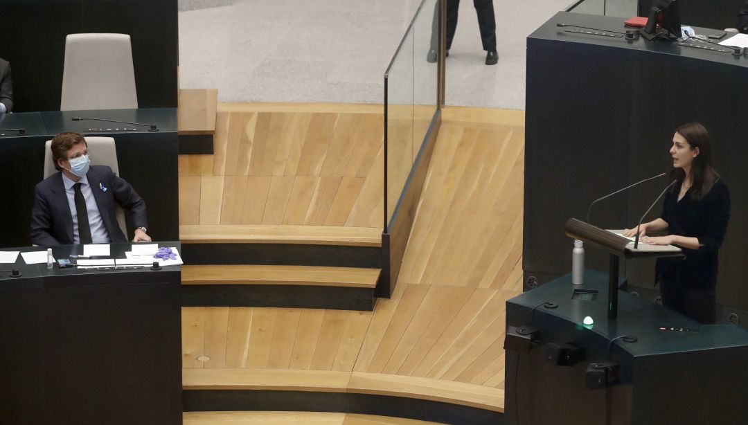 El alcalde de Madrid, José Luis Martínez-Almeida (i), escucha una intervención de la portavoz de Más Madrid, Rita Maestre (d). El alcalde de Madrid, José Luis Martínez-Almeida (i), escucha una intervención de la portavoz de Más Madrid, Rita Maestre (d).