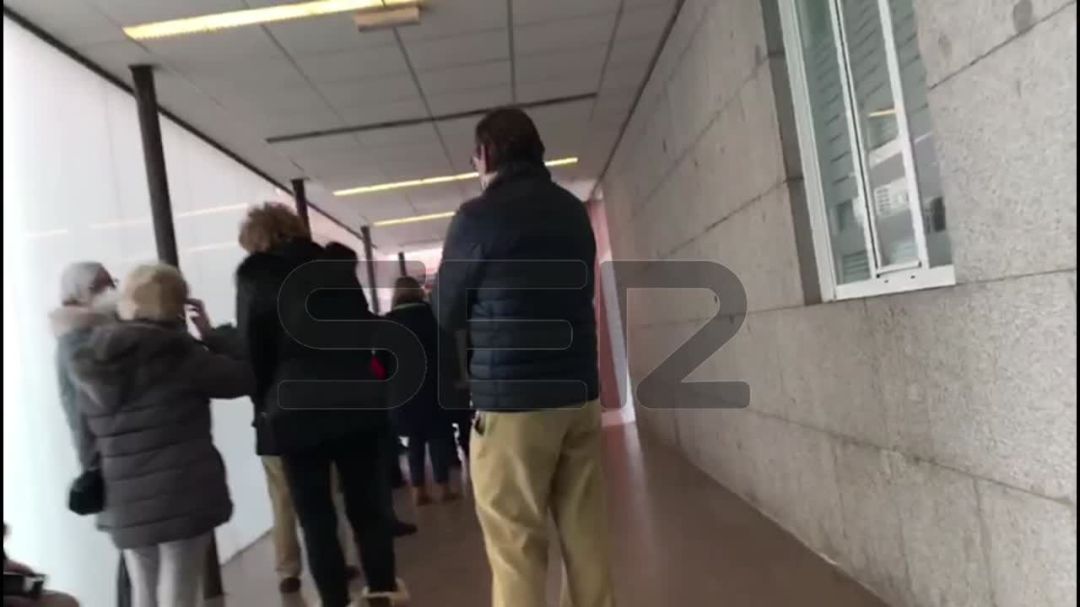 Varios jubilados esperan para ser vacunados en el hospital Clínico Varios jubilados esperan para ser vacunados en el hospital Clínico