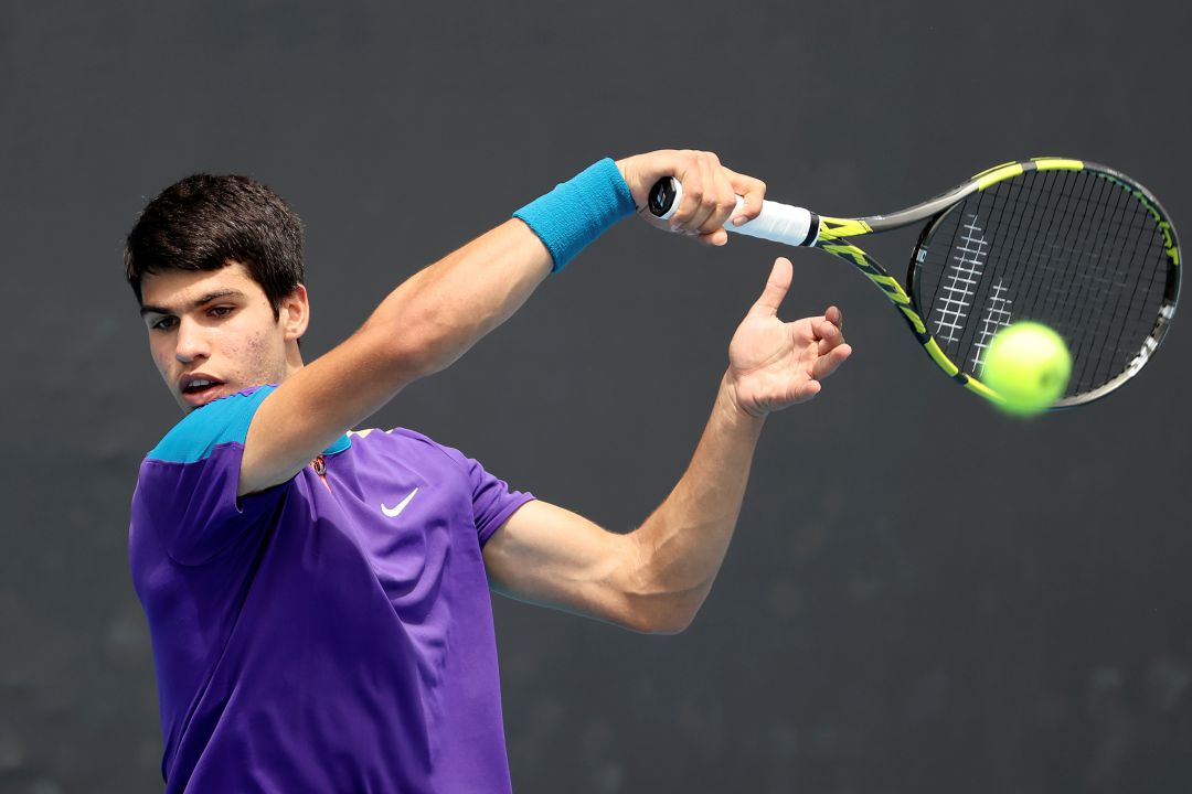 Carlos Alcaraz golpea una bola en el encuentro ante Ymer, segunda ronda del Open de Australia Carlos Alcaraz golpea una bola en el encuentro ante Ymer, segunda ronda del Open de Australia
