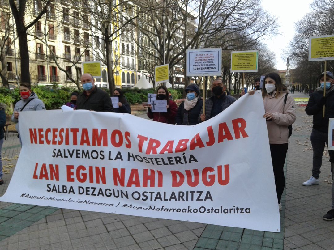 Nueva protesta de los hosteleros, esta vez con corchos de colores colocados tras la concentración que varios trabajadores y autónomos han protagonizado en el Paseo de Sarasate de Pamplona. Nueva protesta de los hosteleros, esta vez con corchos de colores colocados tras la concentración que varios trabajadores y autónomos han protagonizado en el Paseo de Sarasate de Pamplona.